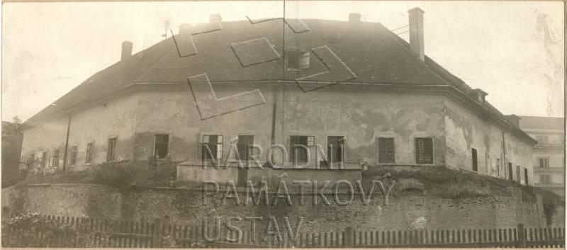 Historická fotografie pekárny v Olomouci, pohled na nárožní budovu s mansardovou střechou