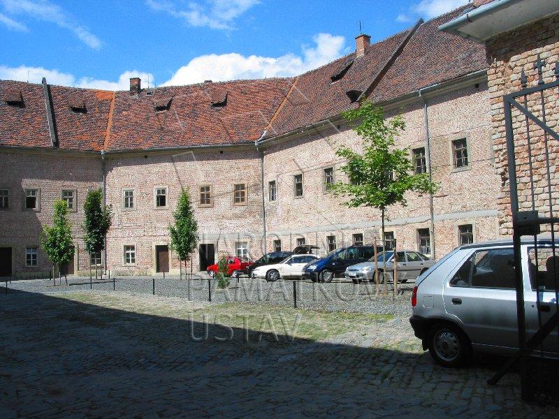 Pohled na nádvoří Podkovy s renovovanou fasádou a stromky, počátek 21. století