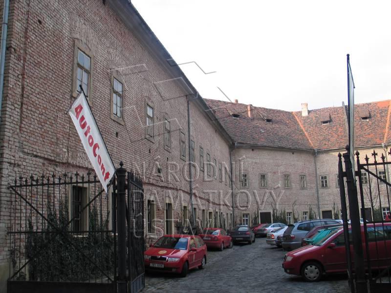 Pohled na vstup do areálu s reklamní vlajkou AutoCont a zaparkovanými auty