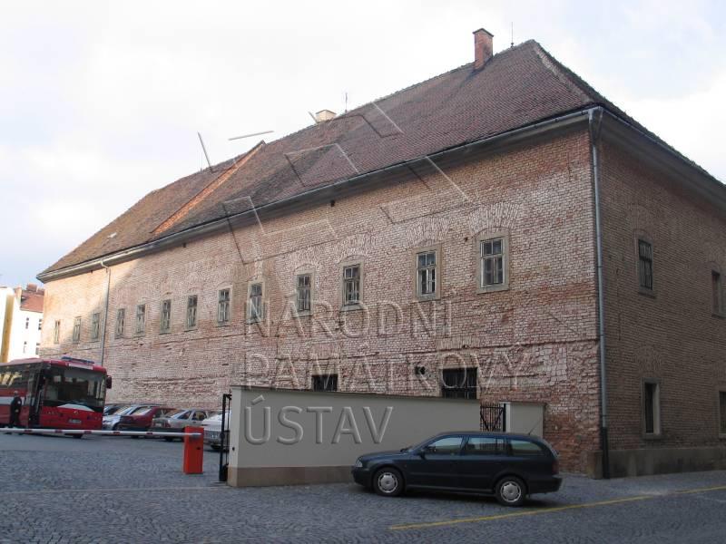 Vnější pohled na budovu bývalé vojenské pekárny z Koželužské ulice
