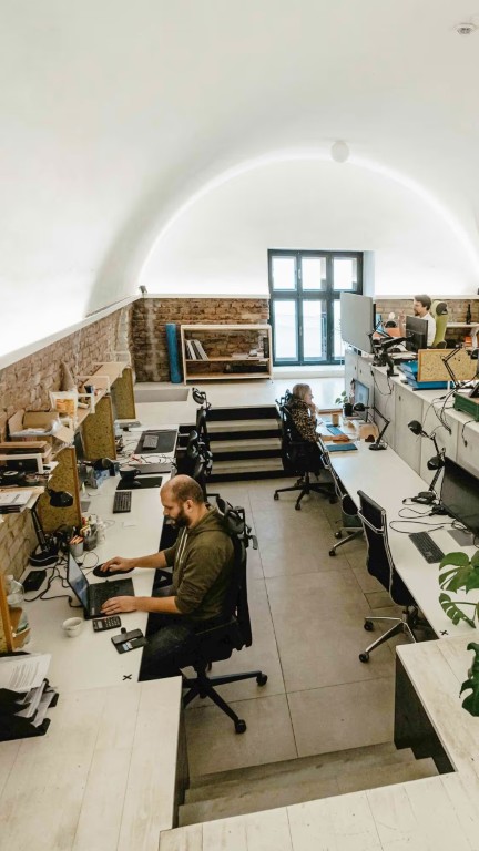 Open space ve Vault 42 v historicky klenutých prostorech